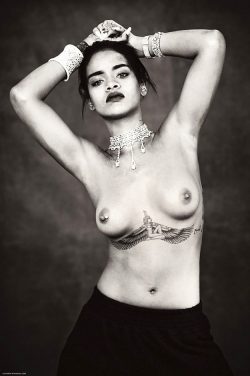 Rihanna topless pic